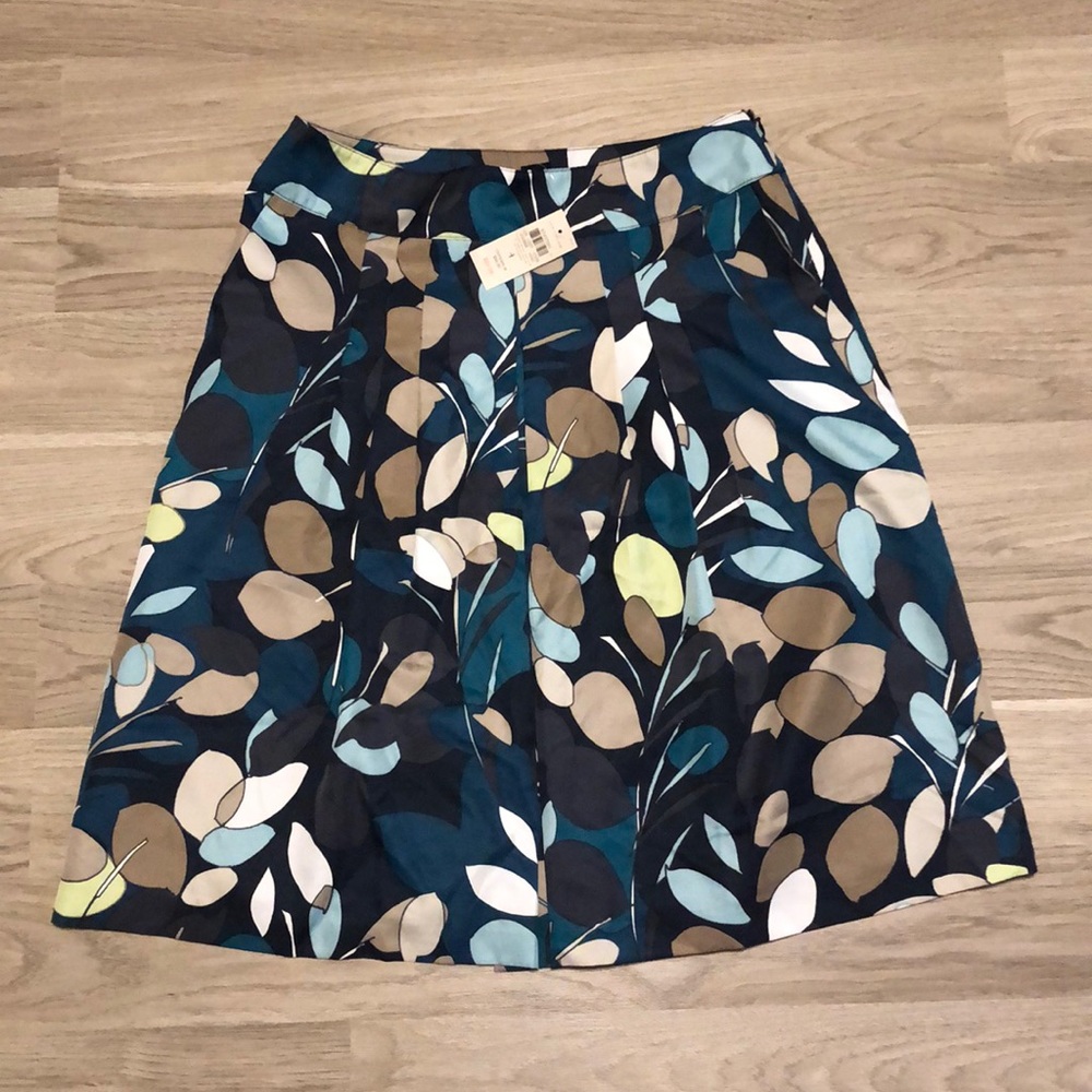 *BNWT* Ann Taylor knee length skirt. Size 4